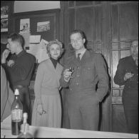 Apéritif donné à l'occasion du départ du capitaine Bertrand. [Description en cours]