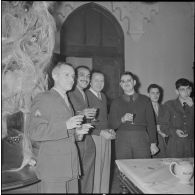 Apéritif donné à l'occasion du départ du capitaine Bertrand. [Description en cours]