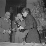 Un cocktail. [Description en cours]