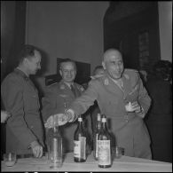 Un cocktail. [Description en cours]