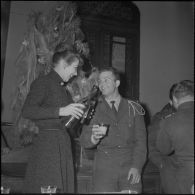 Un cocktail. [Description en cours]