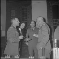 Un cocktail. [Description en cours]