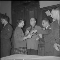 Un cocktail. [Description en cours]