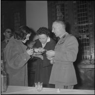 Un cocktail. [Description en cours]