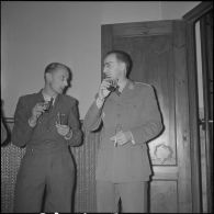 Un cocktail. [Description en cours]