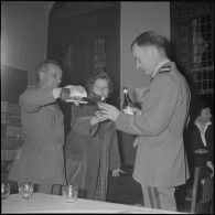 Un cocktail. [Description en cours]