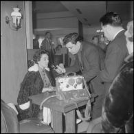 Séance de dédicaces par Gloria Lasso en Algérie. [Description en cours]