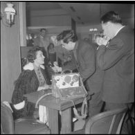 Séance de dédicaces par Gloria Lasso en Algérie. [Description en cours]