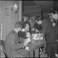 Séance de dédicaces par Gloria Lasso en Algérie. [Description en cours]