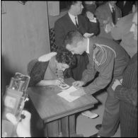 Séance de dédicaces par Gloria Lasso en Algérie. [Description en cours]