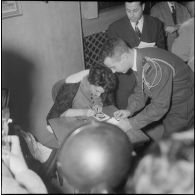 Séance de dédicaces par Gloria Lasso en Algérie. [Description en cours]