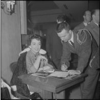 Séance de dédicaces par Gloria Lasso en Algérie. [Description en cours]