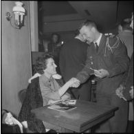 Séance de dédicaces par Gloria Lasso en Algérie. [Description en cours]