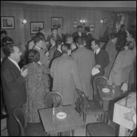 Séance de dédicaces par Gloria Lasso en Algérie. [Description en cours]