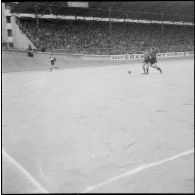 Un match de football. [Description en cours]