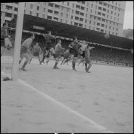 Un match de football. [Description en cours]