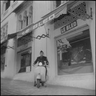 Un aviateur devant le siège du journal Le Bled à Alger avec son scooter. [Description en cours]