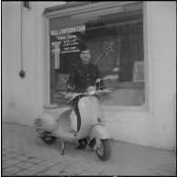 Un aviateur devant le siège du journal Le Bled à Alger avec son scooter. [Description en cours]