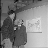 Visite d'une exposition de tableaux. [Description en cours]