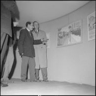 Visite d'une exposition de tableaux. [Description en cours]