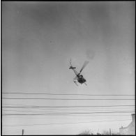 Un hélicoptère en vol. [Description en cours]