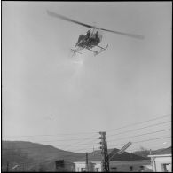 Un hélicoptère en vol. [Description en cours]