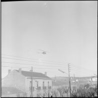 Un hélicoptère en vol. [Description en cours]