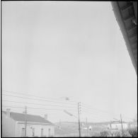 Un hélicoptère en vol. [Description en cours]