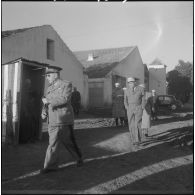 Vie quotidienne militaire et visite d'une personnalité. [Description en cours]