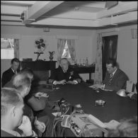 Conférence de presse d'un amiral britannique. [Description en cours]