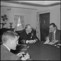 Conférence de presse d'un amiral britannique. [Description en cours]