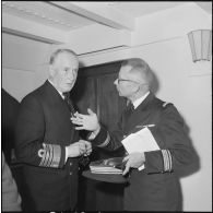 Conférence de presse d'un amiral britannique. [Description en cours]