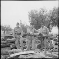 Coupage de bois dans une scierie. [Description en cours]