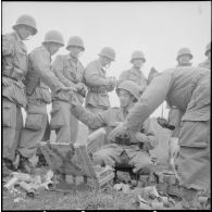 Entraînement au bazooka. [Description en cours]