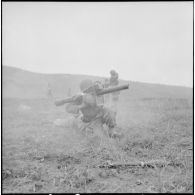 Entraînement au bazooka. [Description en cours]