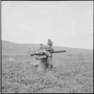 Entraînement au bazooka. [Description en cours]