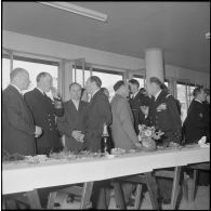 L'association des FFL reçoit l'amiral Lambe et les marins du Surprise. [Description en cours]