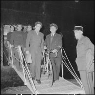 Arrivée à Alger du champion cycliste Roger Rivière, caporal au bataillon de Joinville. [Description en cours]