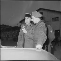 Arrivée à Alger du champion cycliste Roger Rivière, caporal au bataillon de Joinville. [Description en cours]