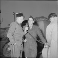 Arrivée à Alger du champion cycliste Roger Rivière, caporal au bataillon de Joinville. [Description en cours]