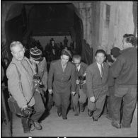 Arrivée à Alger du champion cycliste Roger Rivière, caporal au bataillon de Joinville. [Description en cours]