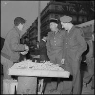 Arrivée à Alger du champion cycliste Roger Rivière, caporal au bataillon de Joinville. [Description en cours]