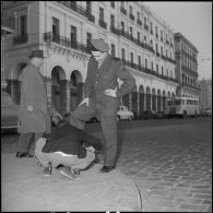 Arrivée à Alger du champion cycliste Roger Rivière, caporal au bataillon de Joinville. [Description en cours]