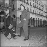Arrivée à Alger du champion cycliste Roger Rivière, caporal au bataillon de Joinville. [Description en cours]