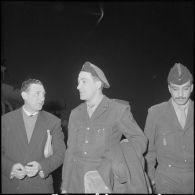 Arrivée à Alger du champion cycliste Roger Rivière, caporal au bataillon de Joinville. [Description en cours]