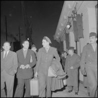 Arrivée à Alger du champion cycliste Roger Rivière, caporal au bataillon de Joinville. [Description en cours]