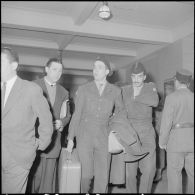 Arrivée à Alger du champion cycliste Roger Rivière, caporal au bataillon de Joinville. [Description en cours]