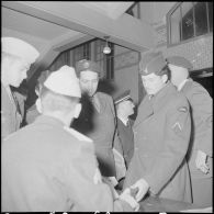 Arrivée à Alger du champion cycliste Roger Rivière, caporal au bataillon de Joinville. [Description en cours]