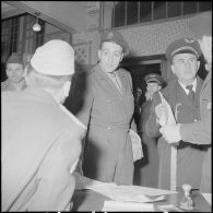 Arrivée à Alger du champion cycliste Roger Rivière, caporal au bataillon de Joinville. [Description en cours]