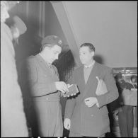 Arrivée à Alger du champion cycliste Roger Rivière, caporal au bataillon de Joinville. [Description en cours]